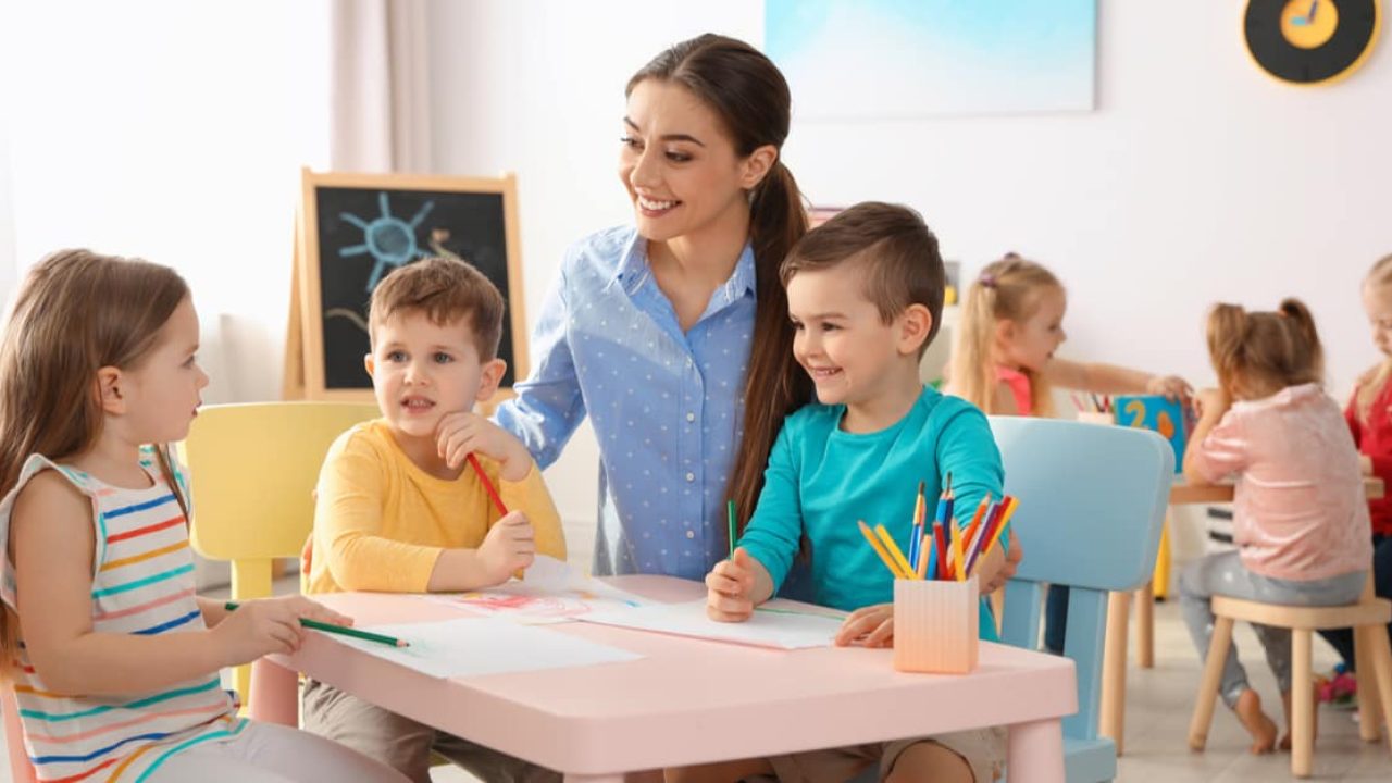 atsem-enfants-classe-maternelle-1280x720 préparation et entrainement au concours écrit ATSEM